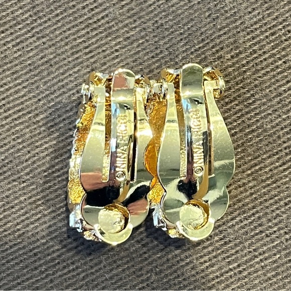 NINA RICCI VINTAGE Gold Textured Clip On Earrings - Picture 3 of 3